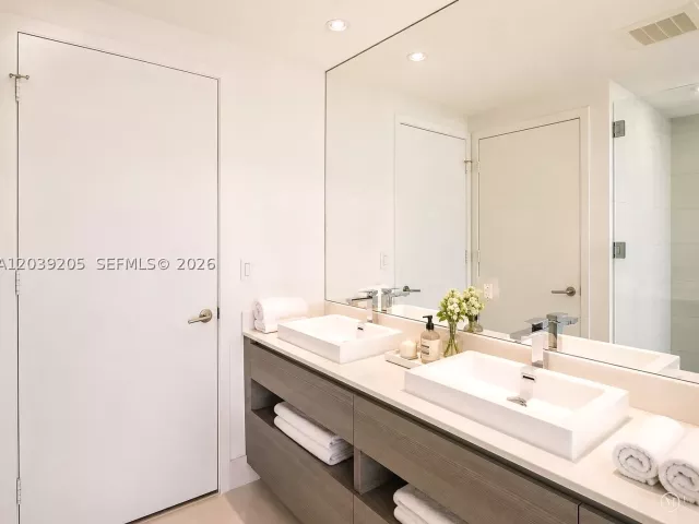 2-bedroom condo for sale in Miami - 460 NE 28th St 805 - MondialRealty
