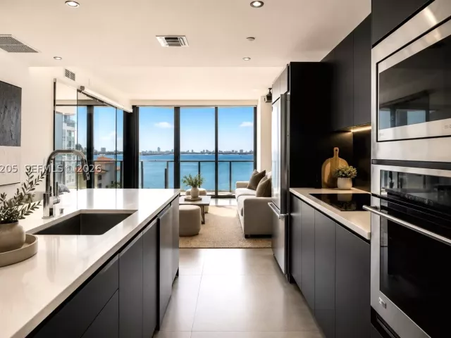 2-bedroom condo for sale in Miami - 460 NE 28th St 805 - MondialRealty