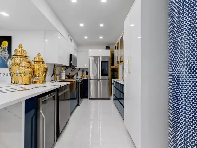 1-bedroom condo for sale in Hollywood - 2501 S Ocean Dr 908 - MondialRealty