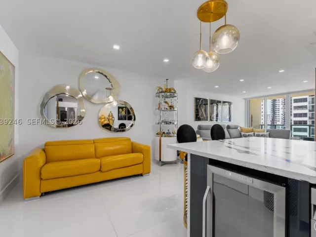 1-bedroom condo for sale in Hollywood - 2501 S Ocean Dr 908 - MondialRealty