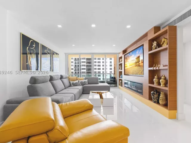 1-bedroom condo for sale in Hollywood - 2501 S Ocean Dr 908 - MondialRealty