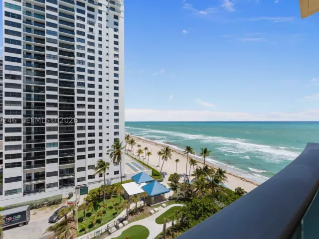 1-bedroom condo for sale in Hollywood - 2501 S Ocean Dr 908 - MondialRealty