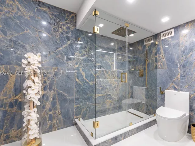 1-bedroom condo for sale in Hollywood - 2501 S Ocean Dr 908 - MondialRealty