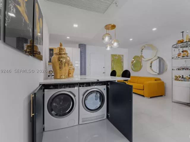 1-bedroom condo for sale in Hollywood - 2501 S Ocean Dr 908 - MondialRealty
