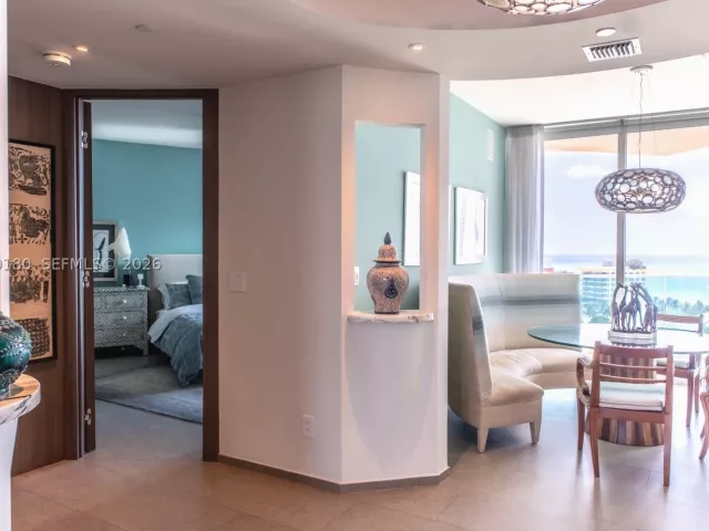 2-bedroom condo for rent in Miami Beach - 300 S Pointe Dr 1502 - MondialRealty
