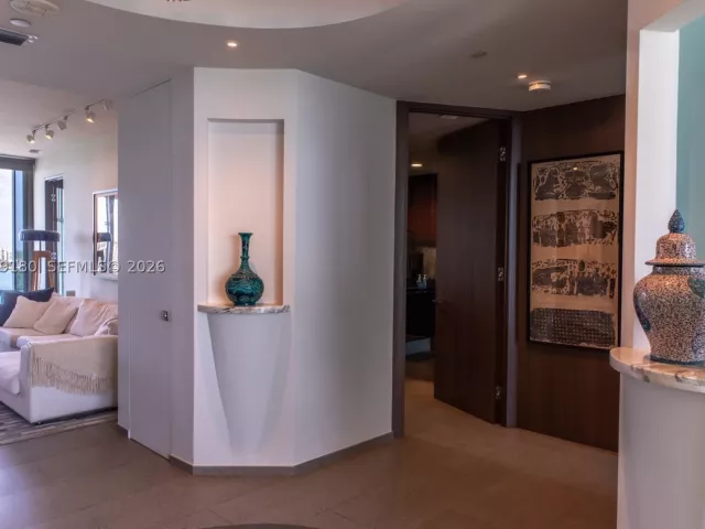 2-bedroom condo for rent in Miami Beach - 300 S Pointe Dr 1502 - MondialRealty