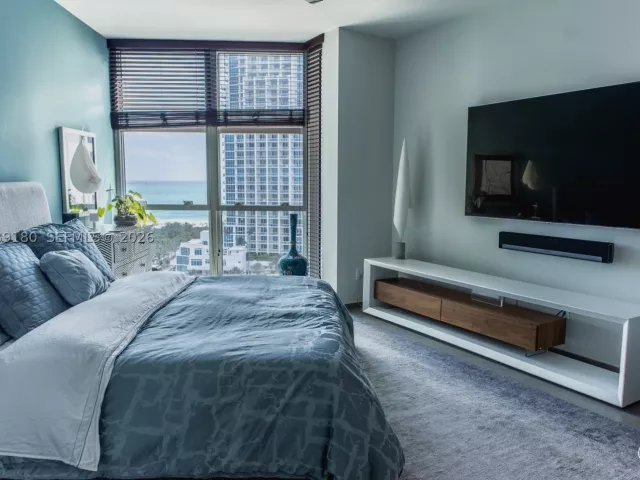 2-bedroom condo for rent in Miami Beach - 300 S Pointe Dr 1502 - MondialRealty
