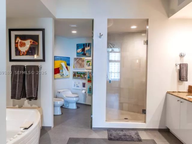 2-bedroom condo for rent in Miami Beach - 300 S Pointe Dr 1502 - MondialRealty