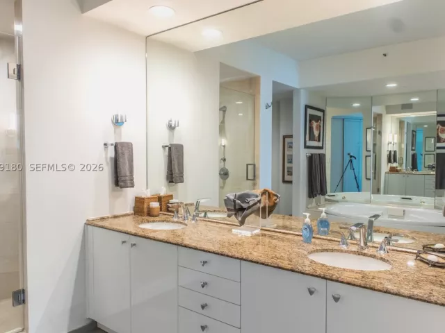 2-bedroom condo for rent in Miami Beach - 300 S Pointe Dr 1502 - MondialRealty