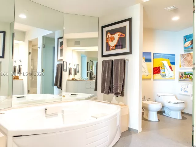 2-bedroom condo for rent in Miami Beach - 300 S Pointe Dr 1502 - MondialRealty