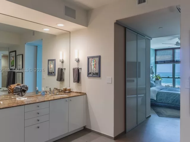 2-bedroom condo for rent in Miami Beach - 300 S Pointe Dr 1502 - MondialRealty