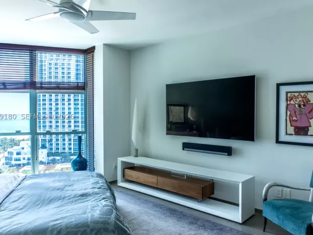 2-bedroom condo for rent in Miami Beach - 300 S Pointe Dr 1502 - MondialRealty