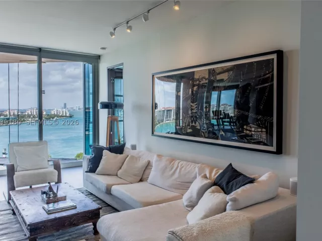 2-bedroom condo for rent in Miami Beach - 300 S Pointe Dr 1502 - MondialRealty