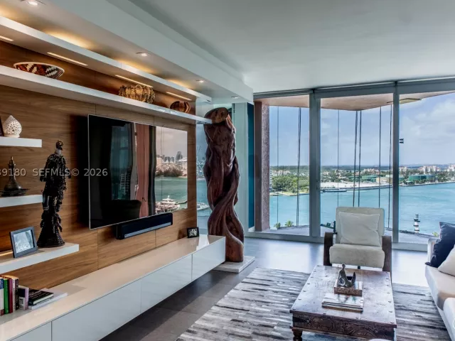2-bedroom condo for rent in Miami Beach - 300 S Pointe Dr 1502 - MondialRealty