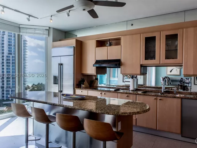 2-bedroom condo for rent in Miami Beach - 300 S Pointe Dr 1502 - MondialRealty