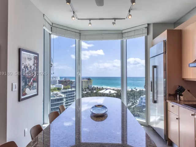 2-bedroom condo for rent in Miami Beach - 300 S Pointe Dr 1502 - MondialRealty