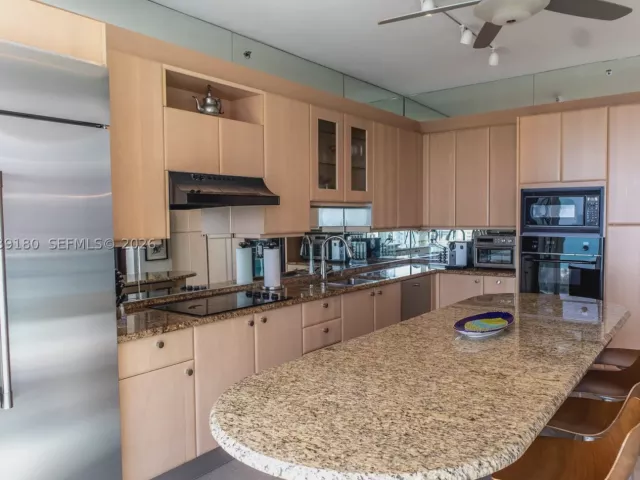 2-bedroom condo for rent in Miami Beach - 300 S Pointe Dr 1502 - MondialRealty