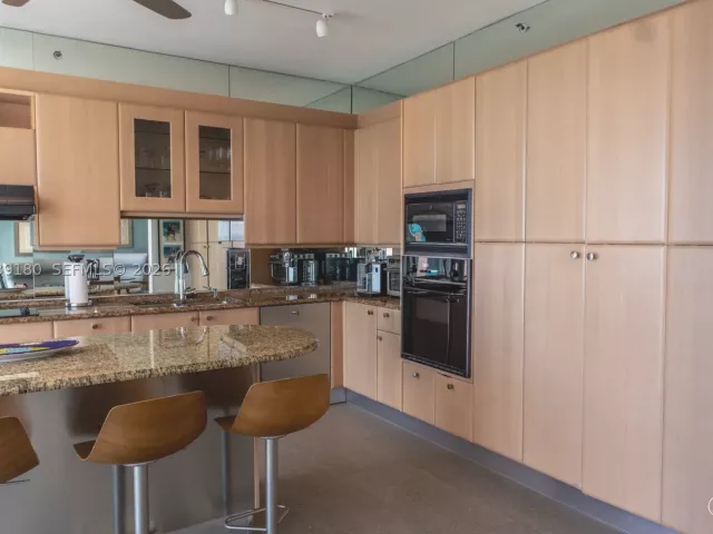 2-bedroom condo for rent in Miami Beach - 300 S Pointe Dr 1502 - MondialRealty