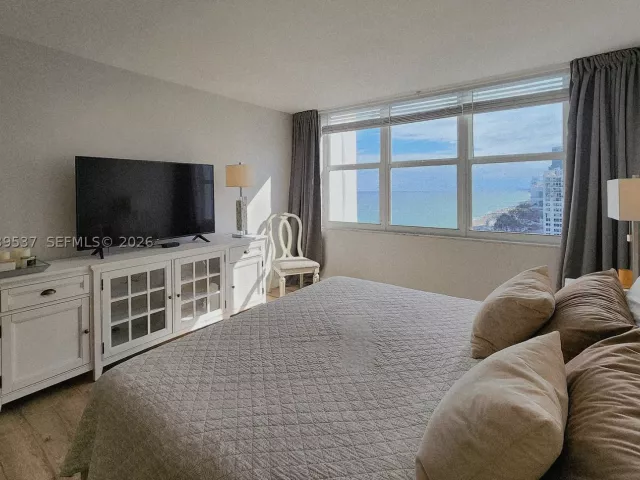 2-bedroom condo for rent in Hollywood - 2751 S Ocean Dr 1406S - MondialRealty
