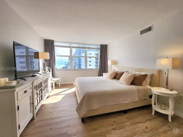 2-bedroom condo for rent in Hollywood - 2751 S Ocean Dr 1406S - MondialRealty