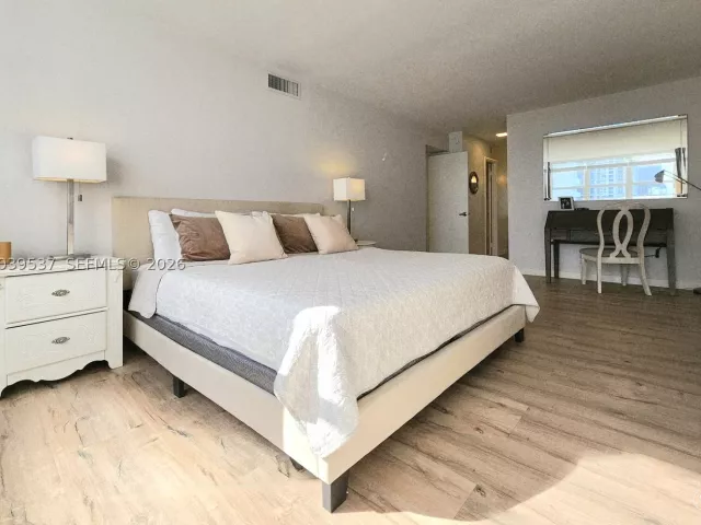 2-bedroom condo for rent in Hollywood - 2751 S Ocean Dr 1406S - MondialRealty