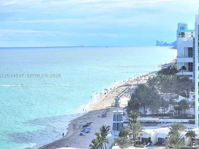 2-bedroom condo for rent in Hollywood - 2751 S Ocean Dr 1406S - MondialRealty