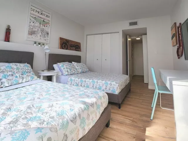 2-bedroom condo for rent in Hollywood - 2751 S Ocean Dr 1406S - MondialRealty