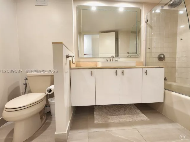 2-bedroom condo for rent in Hollywood - 2751 S Ocean Dr 1406S - MondialRealty