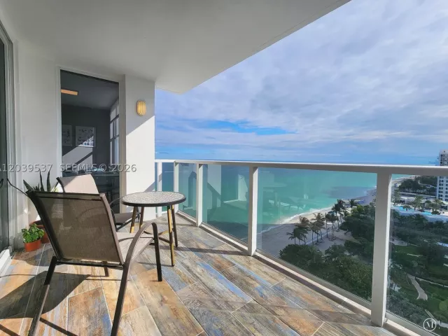 2-bedroom condo for rent in Hollywood - 2751 S Ocean Dr 1406S - MondialRealty