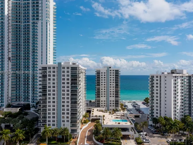 2-bedroom condo for rent in Hollywood - 2751 S Ocean Dr 1406S - MondialRealty
