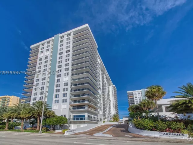 2-bedroom condo for rent in Hollywood - 2751 S Ocean Dr 1406S - MondialRealty