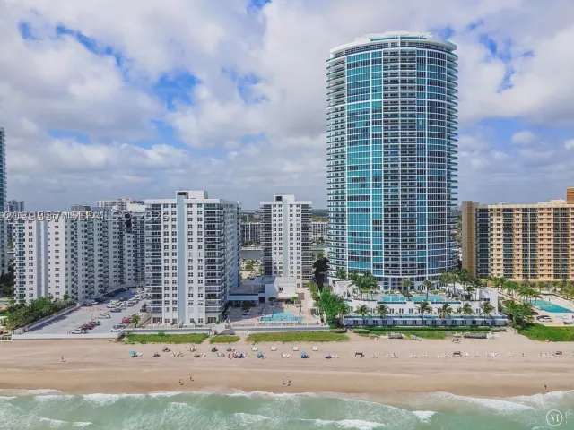 2-bedroom condo for rent in Hollywood - 2751 S Ocean Dr 1406S - MondialRealty