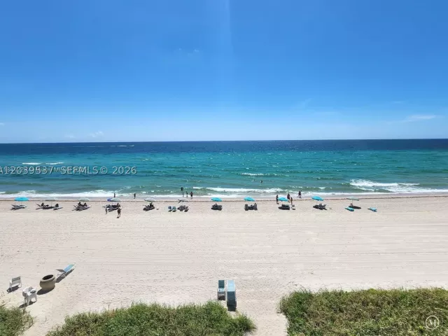 2-bedroom condo for rent in Hollywood - 2751 S Ocean Dr 1406S - MondialRealty