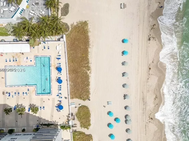 2-bedroom condo for rent in Hollywood - 2751 S Ocean Dr 1406S - MondialRealty