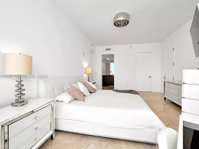 2-bedroom condo for rent in Sunny Isles Beach - 16001 collins ave 1005 - MondialRealty