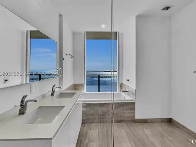 2-bedroom condo for rent in Miami - 1300 E Brickell Bay Dr 4202 - MondialRealty