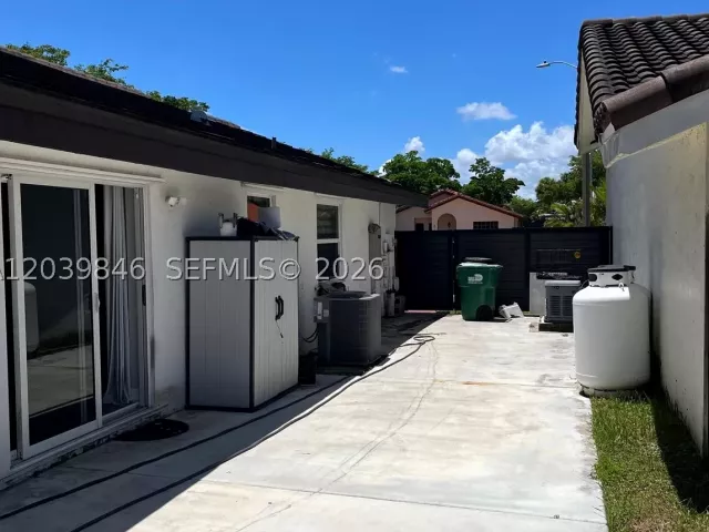 2-bedroom home for rent in Miami - 8121 SW 136th Pl 8121 - MondialRealty