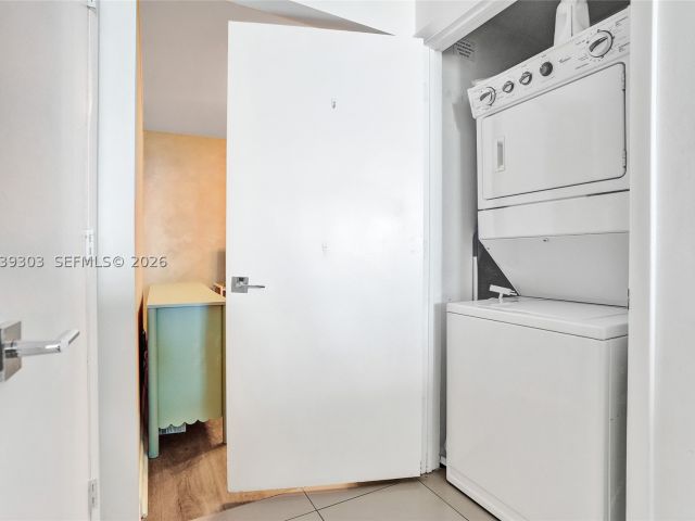 2-bedroom condo for sale in Miami - 244 Biscayne Blvd 3409 - MondialRealty