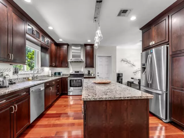 5-bedroom home for sale in Miami - 8 Pinta Rd - MondialRealty