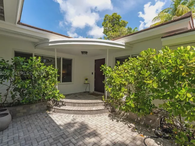 5-bedroom home for sale in Miami - 8 Pinta Rd - MondialRealty