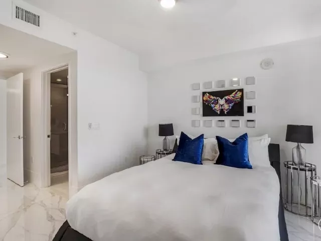 3-bedroom condo for sale in Sunny Isles Beach - 330 Sunny Isles Boulevard 5-2308 - MondialRealty
