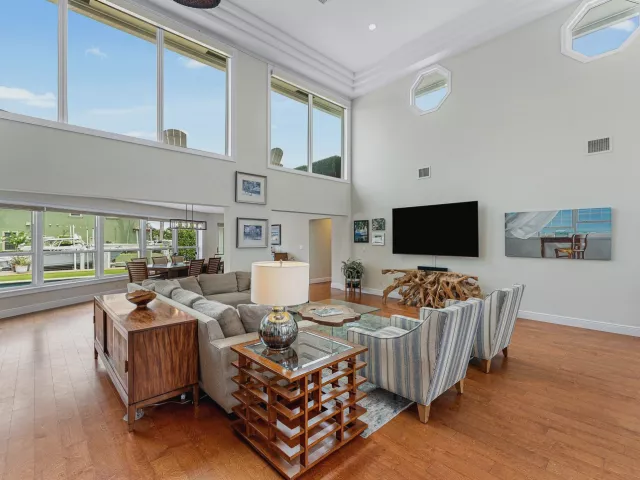 5-bedroom home for sale in Boca Raton - 6500 NE 7th Avenue - MondialRealty
