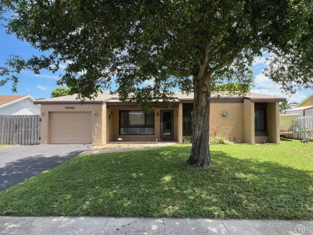3-bedroom home for sale in Pembroke Pines - 8511 NW 8th Street - MondialRealty