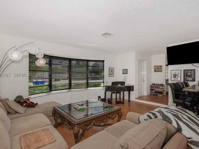 3-bedroom home for sale in Hollywood - 3900 N 43rd Ave - MondialRealty