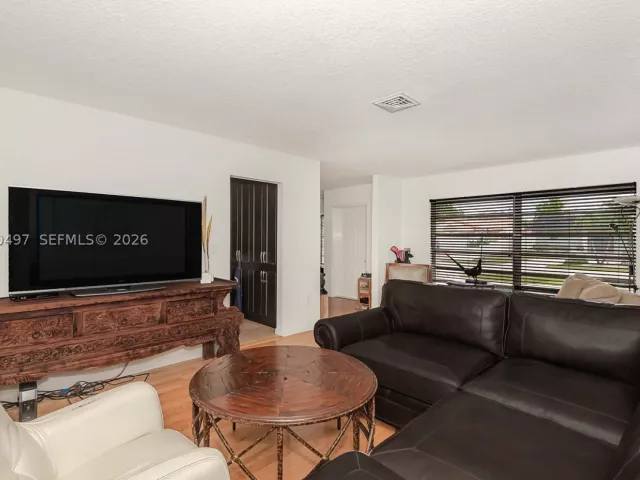 3-bedroom home for sale in Hollywood - 3900 N 43rd Ave - MondialRealty
