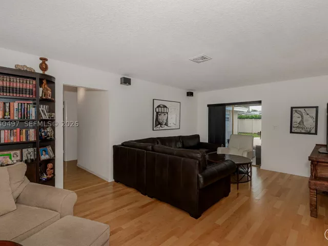 3-bedroom home for sale in Hollywood - 3900 N 43rd Ave - MondialRealty