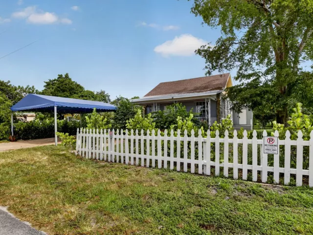 3-bedroom home for sale in Hollywood - 2465 Taylor Street - MondialRealty