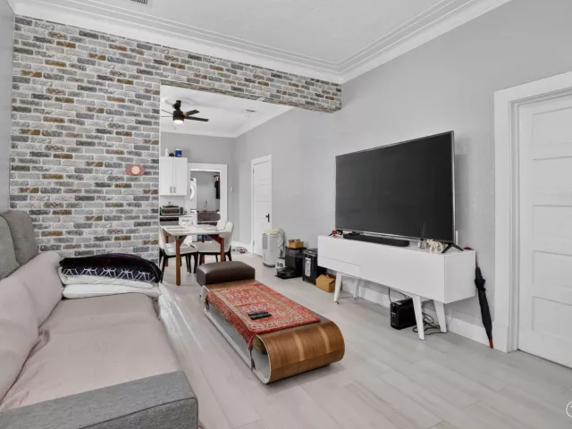 3-bedroom home for sale in Hollywood - 2465 Taylor Street - MondialRealty