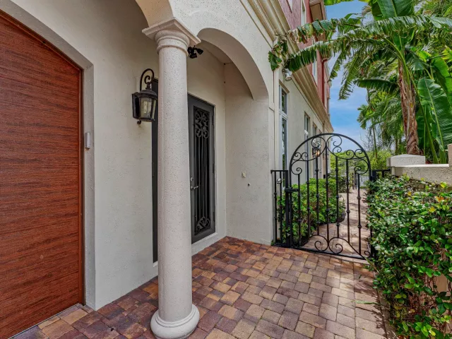 4-bedroom home for sale in Deerfield Beach - 453 NE 19th Avenue - MondialRealty