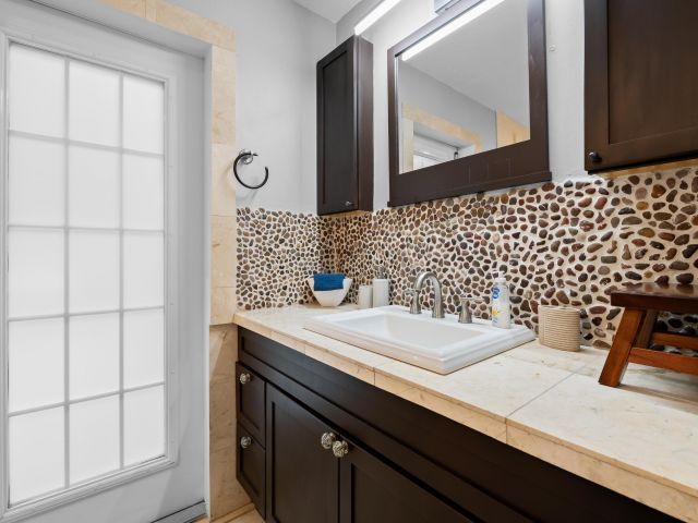 6-bedroom home for sale in Wilton Manors - 3024 NE 2nd Terrace - MondialRealty